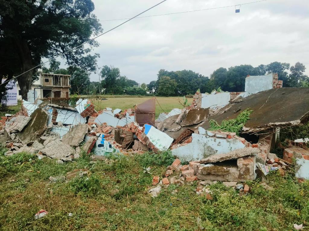 सकवाह में रातों-रात ढहाया गया सार्वजनिक शौचालय