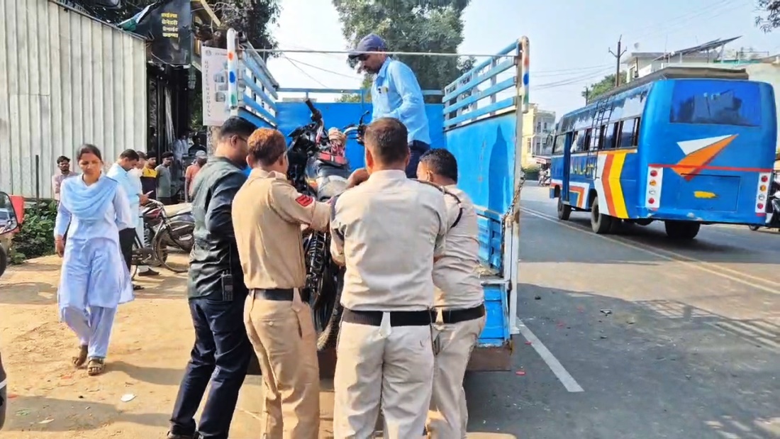 पेशी से लौट रहे पिता-बेटी की बाइक ट्रैक्टर से टकराई, बेटी की मौत